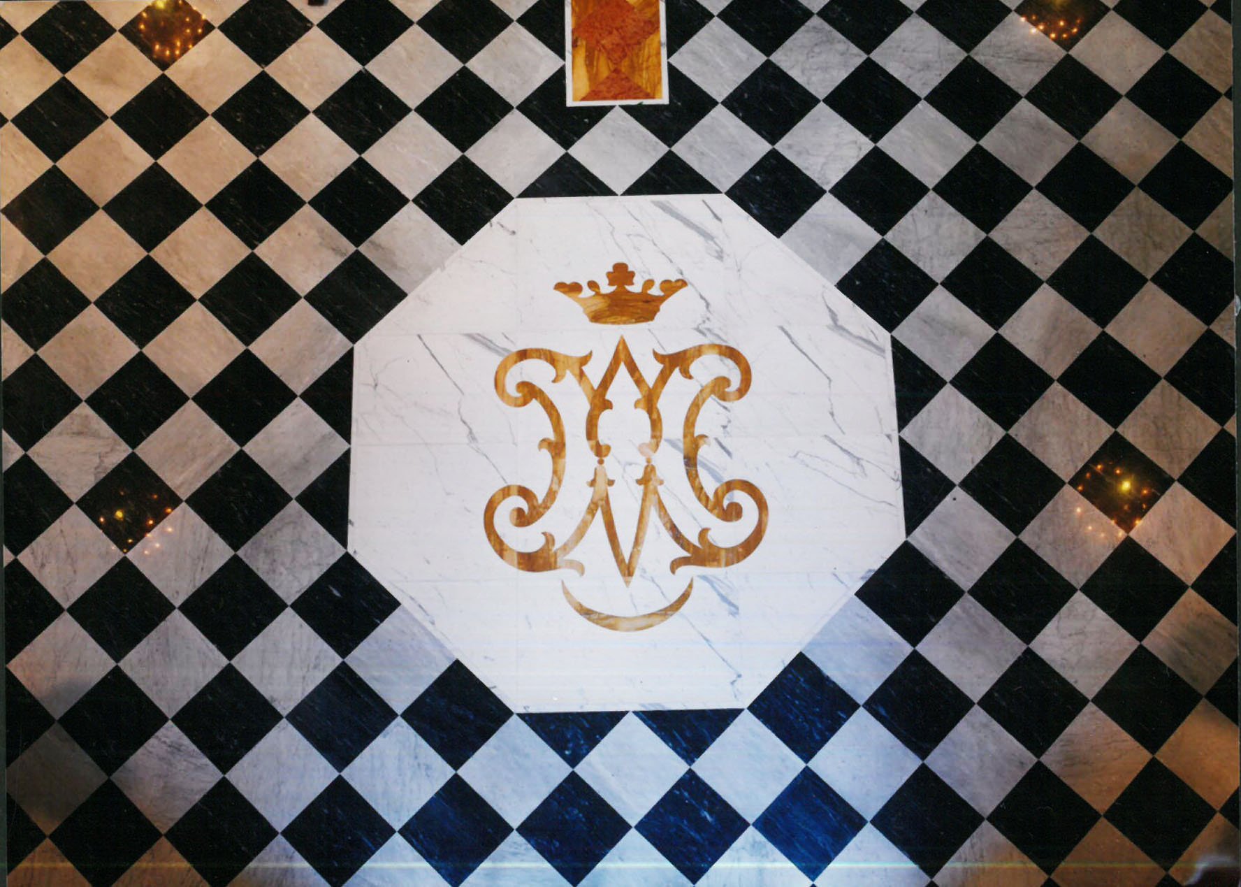Nostra Signora Di Lourdes - BiancoCarrara- Bardiglio Cappella Giallo Siena Rosso Verona