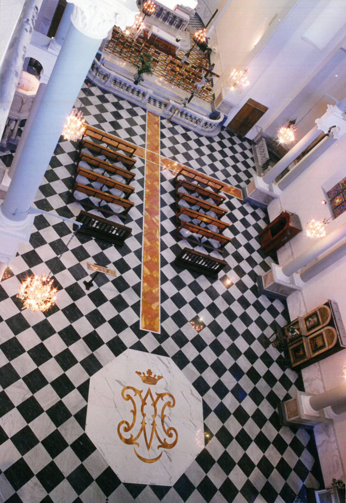 Nostra Signora Di Lourdes Pavimento BiancoCarrara- Bardiglio Cappella Giallo Siena Rosso Verona