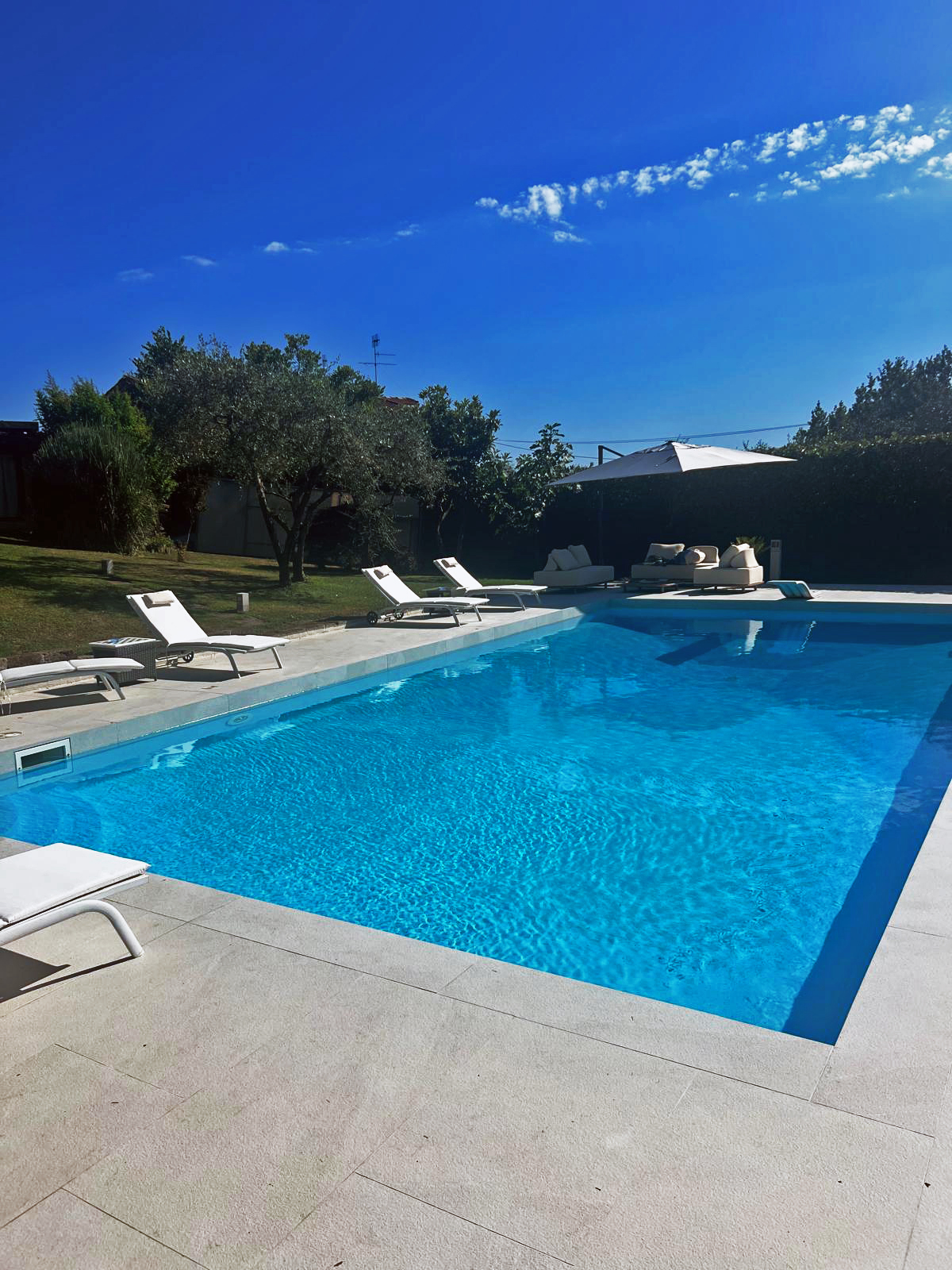 Pavimenti e rivestimenti su misura per una piscina privata di pregio in provincia della Spezia